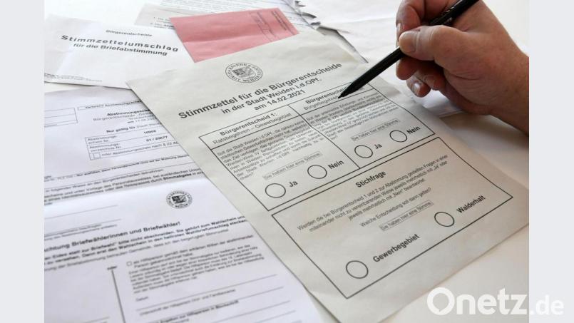 Die Weidener haben die Wahl. Die Wirtschaftsjunioren empfehlen ihnen, Kreuzchen fürs Gewerbegebiet zu machen. Bild: Gabi Schönberger