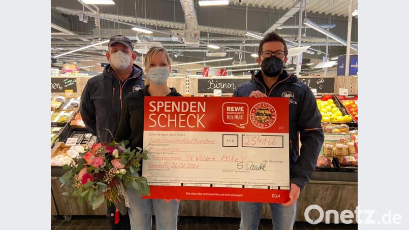 Susann Daubitz vom Kemnather Rewe-Markt überreichte den Scheck an Markus Schupfner (links) und Stefan Kuchenreuther vom Förderverein SV Waldeck 1958 Bild: hl