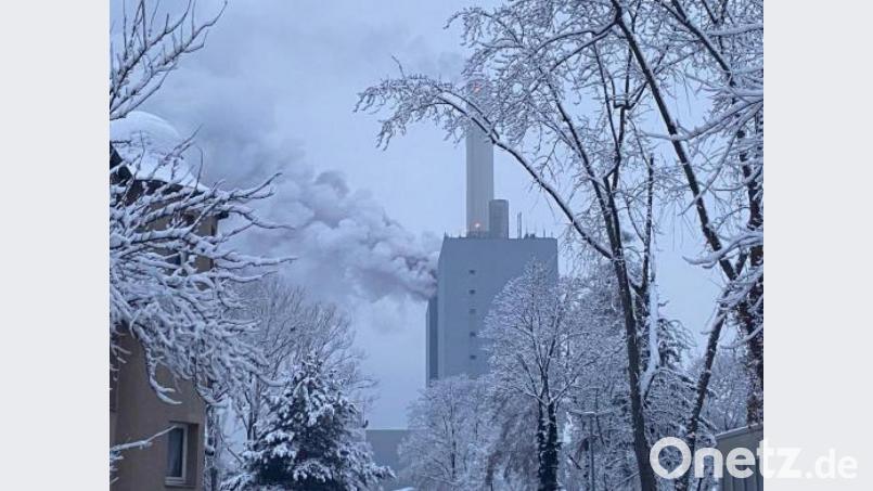 Rauchwolken stehen über einem Kraftwerk des Versorgers Uniper. Über das Ausmaß des Unglücks konnte ein Sprecher der Nürnberger Feuerwehr zunächst keine Angaben machen. Bild: Bauernfeind/NEWS5/dpa