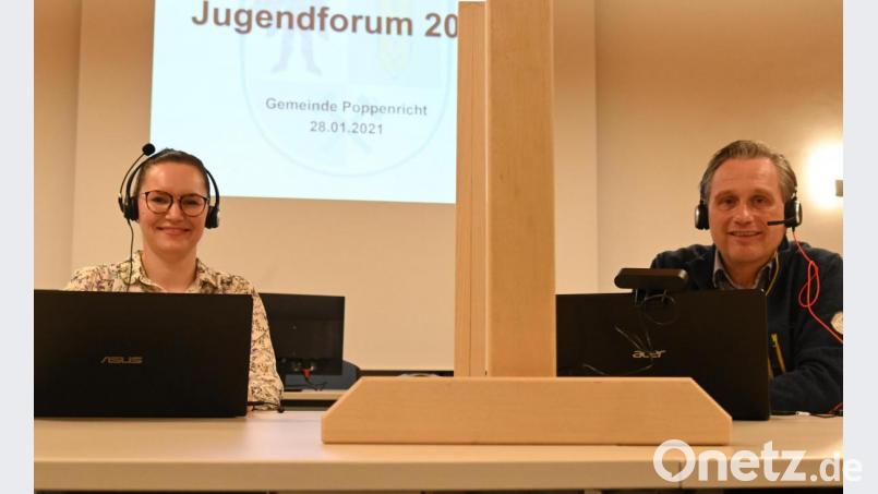Vom Rathaus aus leiten die Jugendbeauftragte Lisa Grünbauer (links) und Zweiter Bürgermeister Hermann Böhm (rechts) das digitale Jugendforum in der Gemeinde Poppenricht. Bild: gf