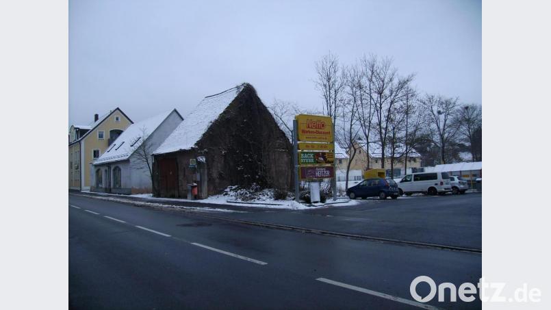 Wo jetzt noch das frühere &quot;Blumenstüberl&quot; und ein weiterer kleiner Stadel stehen, könnte eine kleine Grünanlage mit Platz für die Caféfreifläche des neuen Lebensmittelmarktes an der Bahnhofstraße angelegt werden. Die für den Supermarkt erforderlichen Leitungserneuerungen bieten auch Gelegenheit, den Gehsteig an der Ostseite der Bahnhofstraße zu sanieren. Bild: bjp
