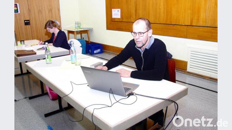 Zur Gemeinderatssitzung, die in der unteren Schulturnhalle stattfand, hatte die Verwaltung Diplom-Ingenieur Stephan Endres (rechts) eingeladen, um über die Maßnahmen „Am Sonnenhang“, Schönfelder Straße und interkommunales Gewerbegebiet zu referieren. Protokoll führte Carolin Holub (links). Bild: wro