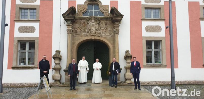 Landrat Andreas Meier, Landtagsabgeordneter Tobias Reiß, Pater Adrian, Pater Andreas, Bürgermeister Albert Nickl und Florian Prosch von der Rainer-Markgraf-Stiftung. Bild: msh