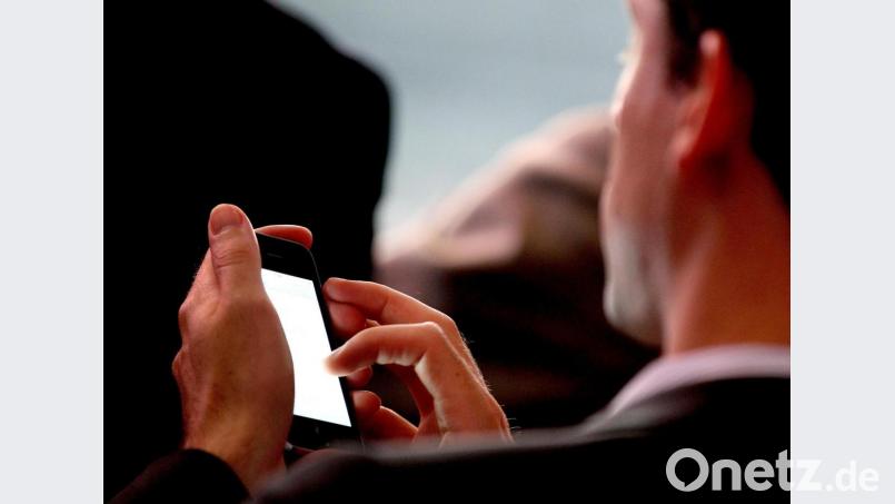 Mit Fake-SMS versuchen derzeit Betrüger Zugriff auf sensible Daten zu bekommen. Symbolbild: Oliver Berg/dpa