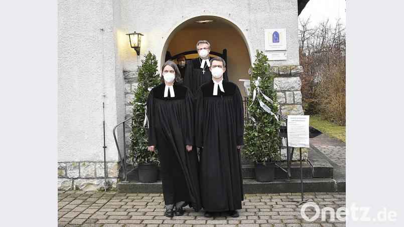 Helga und Moritz von Niedner (vorne) nach ihrer Entpflichtung durch Dekan Markus Rausch (dahinter); aus dem Hintergrund schaut der katholische Geistliche Marek Flasinski zu. Bild: sck