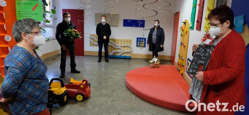 Elke Hör (links) ist seit 40 Jahren in der Kindertagesstätte „ Unterm Regenbogen" Erzieherin. Dafür dankt ihr nicht nur Leiterin Heidi Hippmann (rechts) . Bild: le
