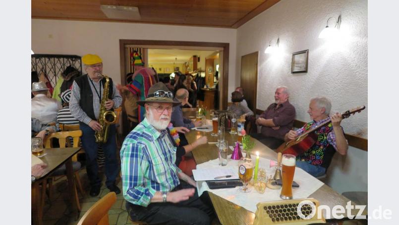 In Zeiten der Corona-Pandemie erinnern sich die Volksmusikanten wehmütig an ihren Stammtisch (Bild) im Gasthaus „Zur Fantasie“ in Kemnath. „Vielleicht ist es bald wieder so weit“ hoffen sie. Archivbild: jzk