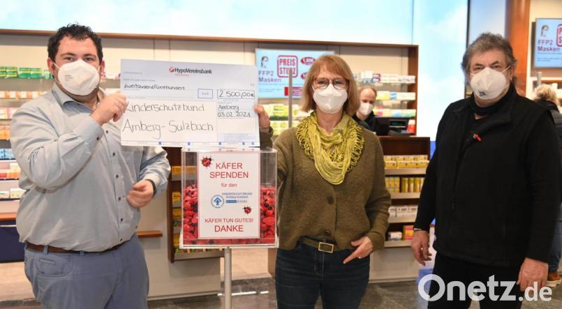 Bei der Spendenübergabe (von links): Frederik Strobl, Brigitte Breitfelder und Johann Strobl. Bild: gf