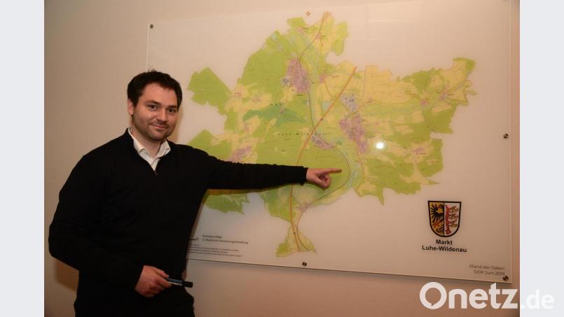 Das Gebiet des Marktes Luhe-Wildenau hat Bürgermeister Sebastian Hartl sogar vom Schreibtisch aus immer im Blick. Wenn ihm spontan etwas einfällt, kann er seine Idee mit einem Folienstift in der Karte, die auf Glas gedruckt ist, eintragen. Bild: bey