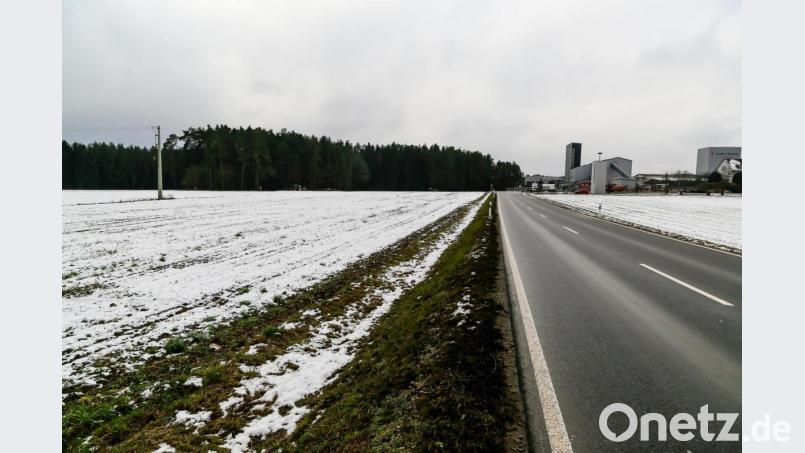 Links der Kreisstraße hätte die LNG-Tankstelle der Firma Godelmann entstehen sollen. Sie hat nun Platz auf dem Werksgelände (im Hintergrund rechts), weil das Unternehmen rechts der Straße Erweiterungsflächen erwerben konnte. Bild: Hösamer