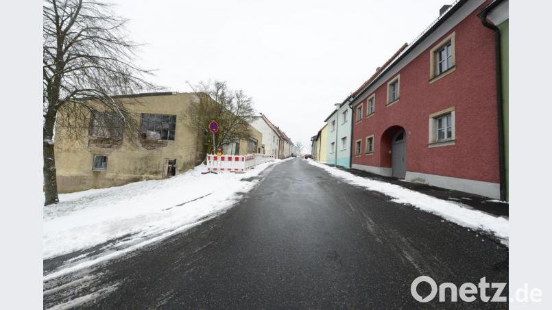 In der Lichtensternstraße in Parkstein ist der Markt Eigentümer einiger Häuser geworden. An ihrer Stelle soll bezahlbarer Wohnraum entstehen. Bild: bey