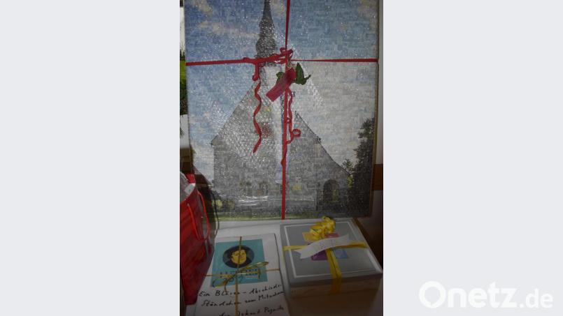 Zu den Abschiedsgeschenken an das Pfarrersehepaar von Niedner gehört ein Gemälde der Christuskirche. Bild: sck