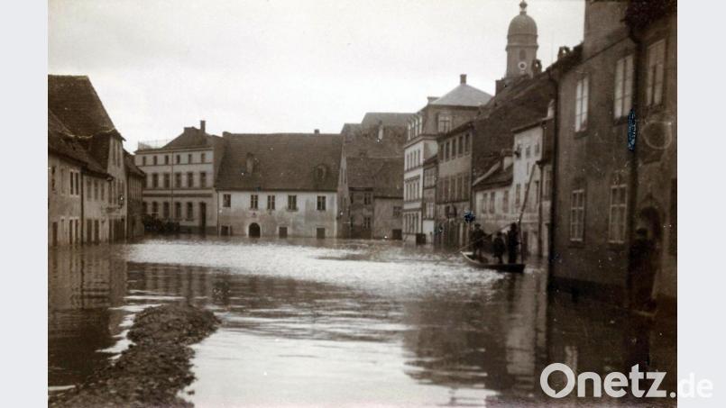 Der Paradeplatz am 5. Februar 1909. Die Fluten des Vils-Hochwassers haben weite Teile der Stadt überschwemmt, die sich zu diesem Zeitpunkt noch größtenteils innerhalb der Stadtmauern befindet. Bild: Privatbesitz
