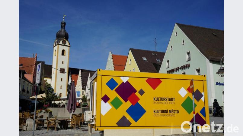 Das Kulturstadtpavillion auf dem Schwandorfer Marktplatz fungiert als Wahrzeichen des Projekts &quot;Kulturstadt Bayern-Böhmen&quot;. Bild:  Veronika Křížková/exb