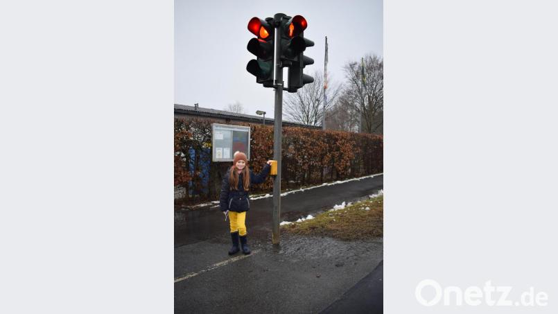 Wenn sie zum Rollerfahren in den Skatepark möchte, muss die neunjährige Mira Wettinger die Mähringer Straße überqueren. Die Fußgängerampel am Freibad ist allerdings nur in Betrieb, wenn auch das Bad geöffnet hat. Das Mädchen fragte deshalb beim Jugendrat, ob man die Ampel nicht ganzjährig schalten könne. Bild: szl
