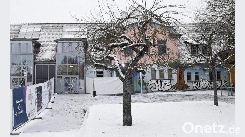 Der Eingangsbereich zum Impfzentrum im Amberger Jugendzentrum. Auch hier wird jetzt umgebaut, damit Leute, die auf ihre Impfung warten müssen, nicht Wind und Wetter ausgesetzt sind. Bild: Petra Hartl
