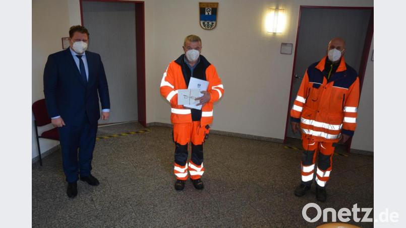 25-jähriges Dienstjubiläum im Bauhof der Stadt Mitterteich feierte jetzt Wilhelm Oppl (Mitte). Bürgermeister Stefan Grillmeier (links) und Personalratsvorsitzender Joachim Sommer gratulierten. Bild: jr