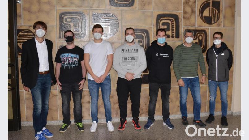 Glückwünsche nach den Prüfungen: Im Bild von links Schulleiter Oberstudiendirektor Thomas Metzler, die Preisträger Oliver Dietrich, Erik Michael Szabo, Kevin Böhl, Kim Elias Würth , Klassenleiter Uwe Heider, Prüfungsausschussmitglied Oliver Koch. Bild: BSZ Wiesau/exb