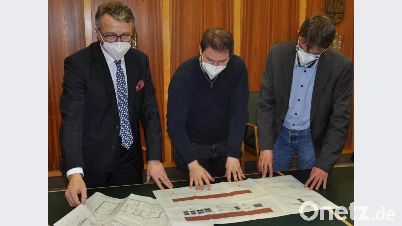 Mit Kosten von 2,7 Millionen Euro für das neue Schalthaus planen die Stadtwerke heuer eine Großinvestition. Stadtwerke-Leiter Thomas Kraus und Tobias Schwägerl, Leitung Stromversorgung, erläuterten Bürgermeister Franz Stahl die Pläne (von rechts). Bild: ws