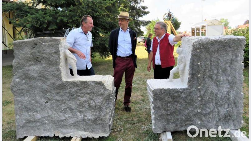 Künstler Tilo Ettl (Mitte) hat 2018 an einem Symposium im Rahmen des Nordgautags teilgenommen. Auf dem ehemaligen Bahnhofsgelände hat er eine Granitskulptur gefertigt, die Bürgermeister Toni Dutz (rechts) gekauft hat. Archivbild: ubb