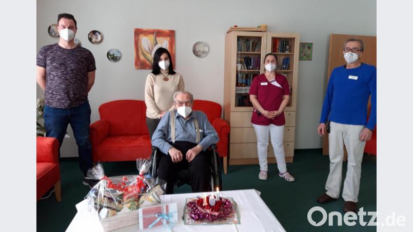 Zum 101. Geburtstag gratulierten Otto Schönherr (sitzend) vom Senioren-Servicehaus (von links) Johannes Großmann (stellvertretende Pflegedienstleitung), Natalia Kiel (Hausleitung), Fatma Göbeck (Wohnbereichsleitung) und Harald Sgonina (stellvertretende Leitung soziale Betreuung). Bild: Senioren-Servicehaus Waldershof/exb