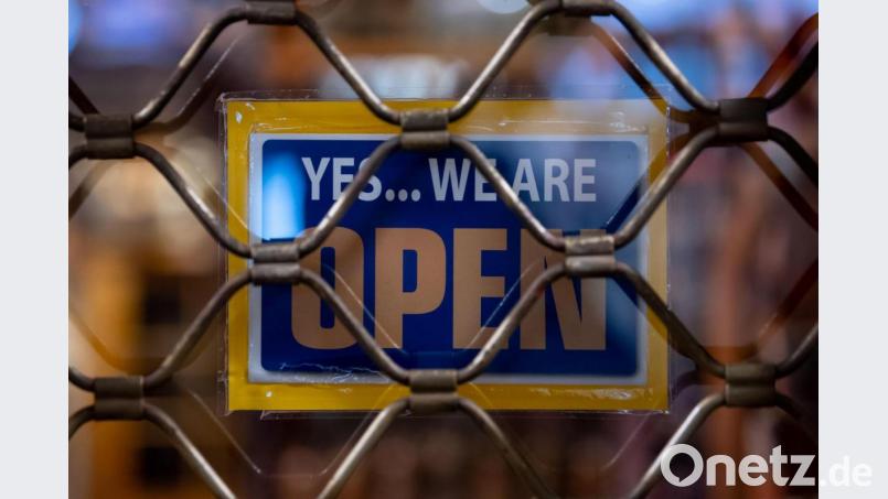 Ein Schild mit der Aufschrift „Yes...we are Open“ ist an einem geschlossenen Geschäft zu sehen. Bild: Sven Hoppe