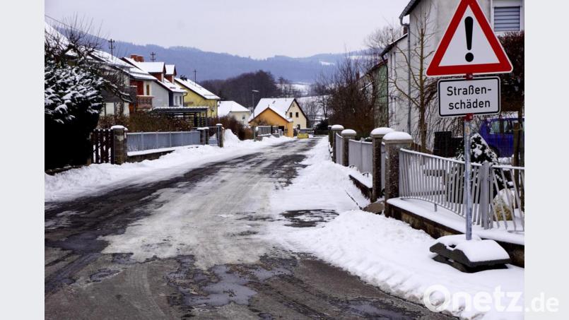 Die Beseitigung von Schäden verschiedener Straßen wird die Gemeinde in der kommenden Zeit beschäftigen.
Verkehrsschilder machen auf ihren schlechten Zustand aufmerksam. Bild: bkr