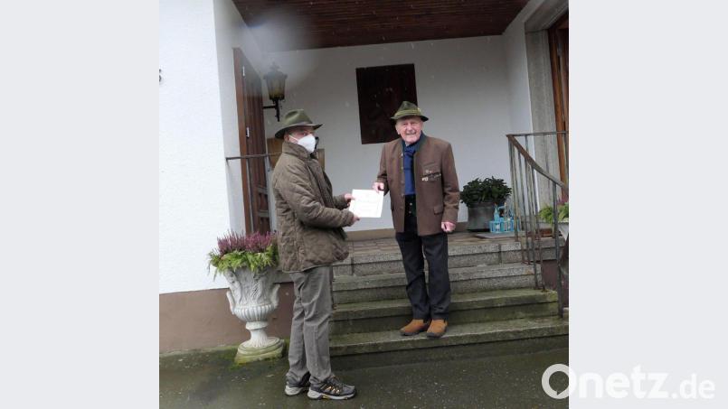 Der Vorsitzende der BJV-Kreisgruppe, Hans Dittrich (links), gratulierte Dr. Karl Perzl zum 95. Geburtstag und überreichte ihm die Auszeichnung für 60-jährige Zugehörigkeit zum Landesjagdverband. Bild: Lehner/exb