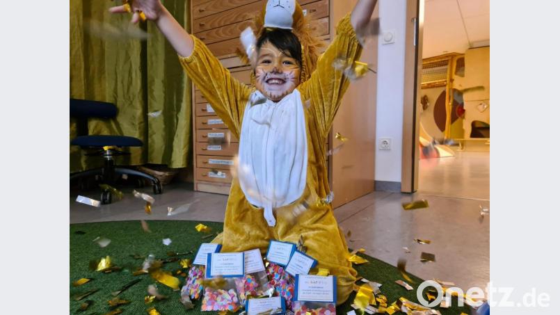 Weil Konfetti Kinder glücklich machen und lassen auch Erwachsene erfreuen, bringt die Schnaittenbacher Kita St. Vitus am Faschingswochenende Tütchen mit Konfetti unters Volk. Bild: ads