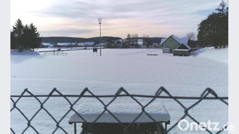 Der Stadtrat steht einstimmig dahinter, dass das komplette Sportgelände „Am Sandradl“ (im Bild der TSV-Fußballplatz) künftig am letzten Juli-Wochenende für die Großveranstaltung „Handball rockt“ zur Verfügung steht. Diese „Fremdnutzung“ soll im neuen Pachtvertrag mit dem Bogenclub verankert werden. Bild: Portner