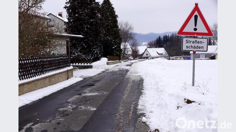 Die Beseitigung von Schäden verschiedener Straßen (im Bild der Zinster Weg) wird die Gemeinde in der kommenden Zeit beschäftigen.
Verkehrsschilder machen auf ihren schlechten Zustand aufmerksam. Bild: bkr