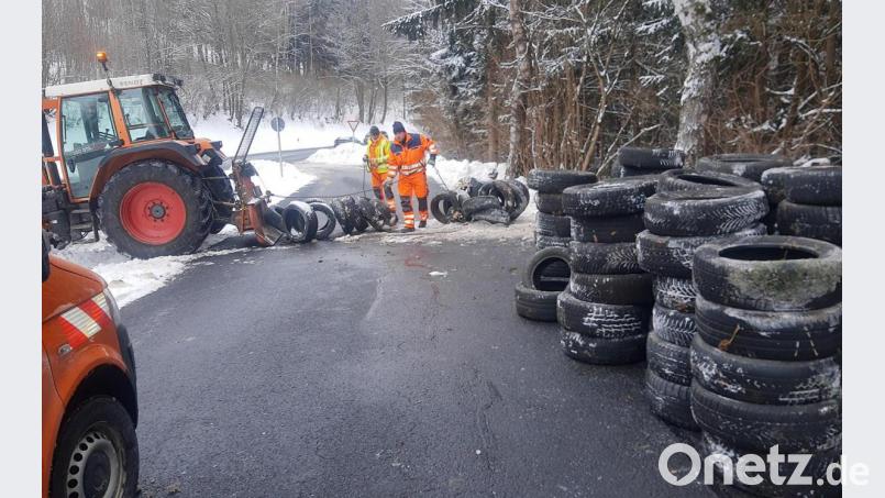 Am Ende hatten sich 230 Reifen gestapelt. Berge von Restmüll liegen noch unten und werden vom Bauhof Ebnath nach der Frostperiode aufgesammelt. Bild: ld