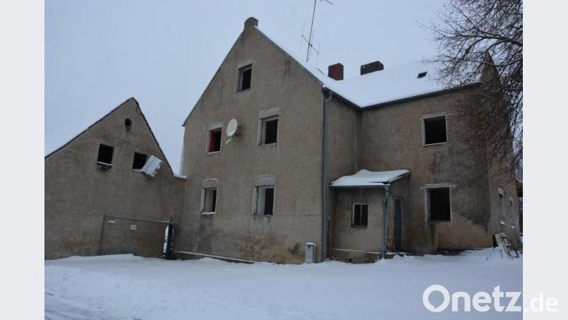 Abgerissen wird das Anwesen mit der Hausnummer 2 in Forkatshof, den Auftrag erhielt ein Wiesauer Bauunternehmen. Entstehen sollen dort drei Parzellen für Neubauten. Bild: jr