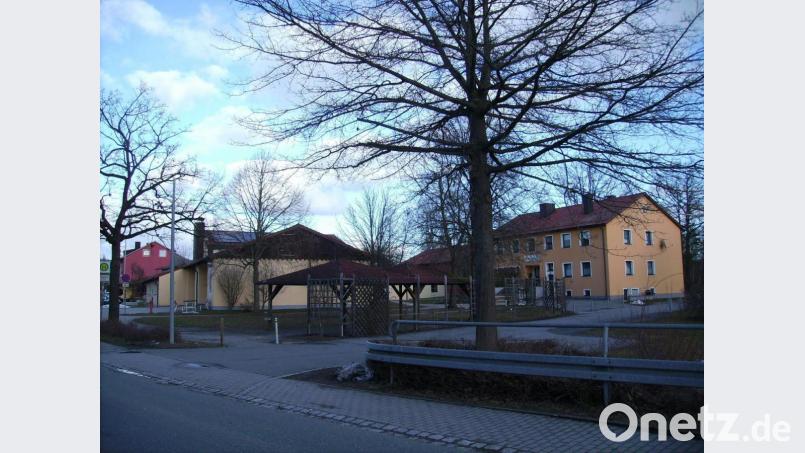 Turnhalle, Feuerwehrgerätehaus, Gemeindekanzlei und Mittagsbetreuungs-Pausenhalle sollen heuer und im kommenden Jahr in einen Anziehungspunkt für Menschen aller Generationen verwandelt werden. Hierfür will die Gemeinde bestmögliche Förderkonditionen aushandeln: Für Turnhalle und Vorplatz hofft sie auf 90 Prozent Zuschuss. Bild: bjp