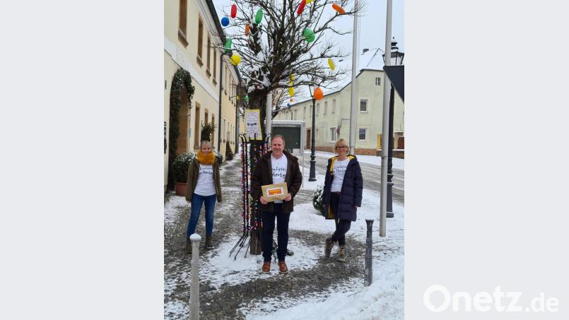 Kita-Leiterin Birgit Kumeth (rechts) und ihre Stellvertreterin Vanessa Rupprecht (links) übergeben das erste Faschingspackerl an Bürgermeister Marcus Eichenmüller. Bild: ads