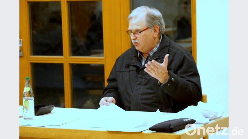 Fachmännisch betrachtete zweiter Bürgermeister Albert Sollfrank die anonyme Eingabe zur Bürgerversammlung. Bild: bkr