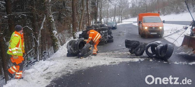 Mit einer Winde zogen die Bauhofmitarbeiter die zusammengehängten Reifen aus dem Tal nach oben auf den Parkplatz. Bild: ld