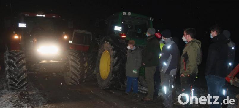 Auf der Zufahrt zum Gipfelkreuz wurde es eng. Die Landwirte protestierten auf dem Münchshofener Berg gegen das geplante Insektenschutzgesetz. Bild: Hirsch