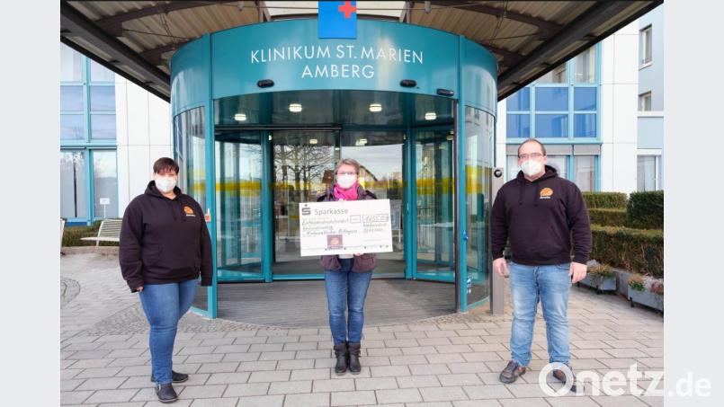 Spendenübergabe vor dem Klinikum St. Marien: Antonia Stangl (links) und Armin Stangl (rechts) von der Facebook-Gruppe &quot;Motorradtouren Bayern&quot; mit Lydia Moosburger vom Kinderpalliativteam Ostbayern. Bild: Klinikum/Borchers/exb