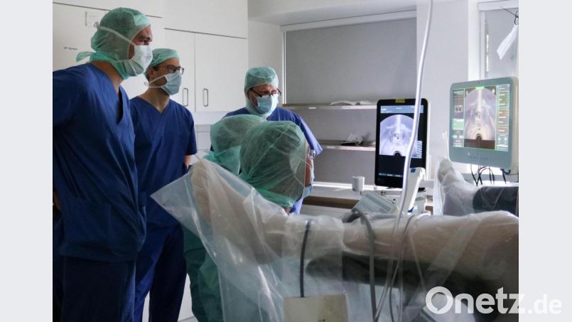 Dr. Maximilian Schwiede (rechts) vom Krankenhaus Barmherzige Brüder in München nahm an einem der ersten Workshops von Dr. Alexander Kugler teil. Das Foto entstand vor Einführung der FFP2-Maskenpflicht im OP. Bild: Klinikum Fichtelgebirge/exb