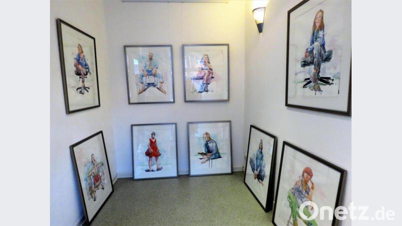 Aktuell können in Rudis Galerie Werke des gebürtigen Schwandorfers Tilo Ettl besichtigt werden. Zu sehen sind bekannte und unbekannte Menschen in Ganzkörperansicht. Bild: ubb