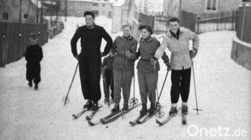 Damals war es noch möglich: Skifahren vor der eigenen Haustür. Vier junge Leute machen es vor. Robert Müller schoss das Bild auf der Höhe Volkshaus und Probstei. In dem kleinen Haus mit Walmdach (rechts) wohnte und arbeitete der &quot;Kreuzer-Schuster&quot;. Bild: Robert Müller/exb