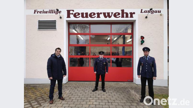 Bürgermeister Rudolf J. Teplitzky (links) gratulierte den beiden Kommandanten der Feuerwehr Langau nach der Wahl. Stefan Bösl (Mitte) wurde im Amt bestätigt und Johannes Illing (rechts) neu als Stellvertreter gewählt. Bild: Rudolf Teplitzky