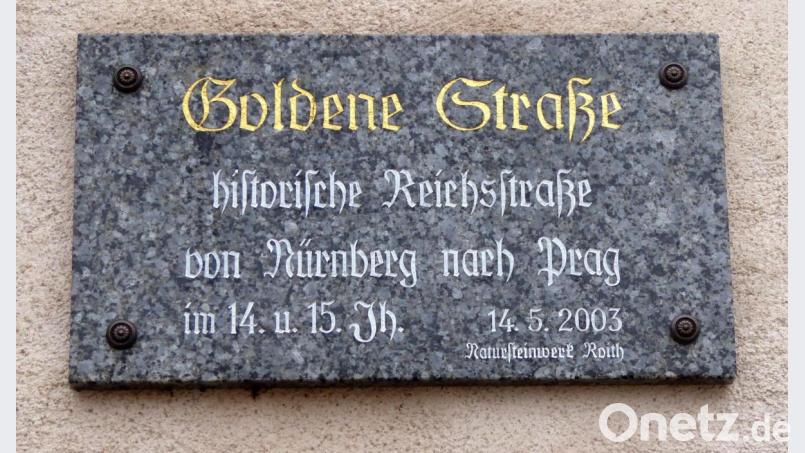 Bereits im Juli 2016 war eine Gedenktafel über die &quot;Goldene Straße&quot; am evangelischen Gemeindehaus enthüllt worden. Bild: fsb