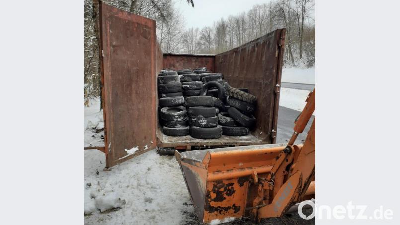 Für das Entsorgen der Reifen hatte das Straßenbauamt einen großen Container zur Verfügung gestellt. Bild: ld