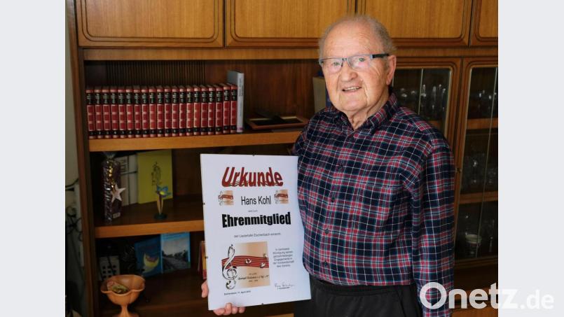 Noch mit 90 Jahren zählt Hans Kohl zu den Stützen des Eschenbacher Männerchores. Während seiner &quot;Sängerkarriere&quot; wurde er mit vielen Auszeichnungen geehrt. Die wichtigste ist für ihn die Ehrenmitgliedschaft bei der Liedertafel. Bild: do