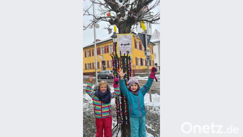 Geschafft! Die Kids von der Notgruppe der KiTa St. Vitus knüpften 10246 bunte Pompons an die Schnaittenbacher Marktplatzbäume, um mit den unzähligen kleinen, knallbunten Hinguckern für freudige Momente im Corona Lockdown zu sorgen. Bild: ads