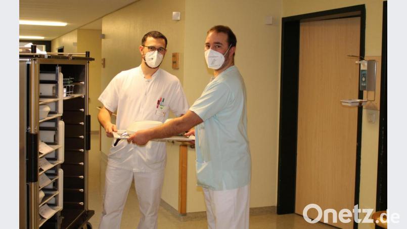 Helfende Hände der Bundeswehr im St- Anna-Krankenhaus in Sulzbach-Rosenberg: Soldat Dirk Jablovski (rechts) unterstützt Stephan Röthenbacher (Pflegerische Leitung der Station Chirurgie 2) zum Beispiel bei der Essensausgabe. Aus Hygienegründen tragen die Soldaten dabei keine Uniform, sondern die Dienstkleidung des Krankenhauses. Bild: Marie Ehras, St-Anna-Krankenhaus Sulzbach-Rosenberg/exb