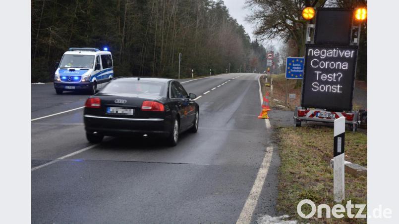 Am Grenzübergang bei Waldsassen wird momentan sehr stark kontrolliert, ob die tschechischen Grenzgänger einen negativen Coronatest vorlegen können. Bild: jr