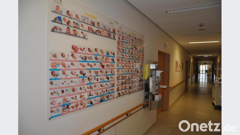 Auf der Geburtsstation in Tirschenreuth sind Bilder der geborenen Babys der vergangenen Monate zu sehen. Im Kreisausschuss diskutierten die Räte am Montag zur Zukunft der Entbindungsstation. Bild: ws
